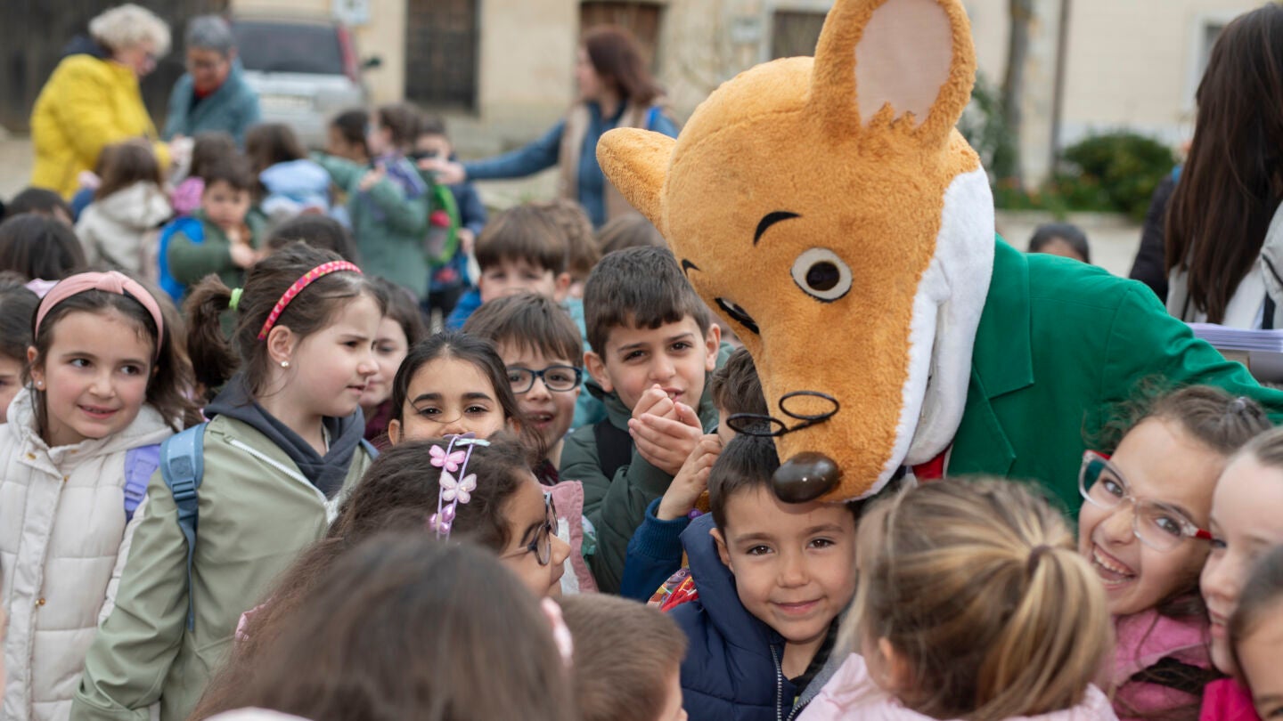 Geronimo Stilton rodeado de ni&ntilde;os