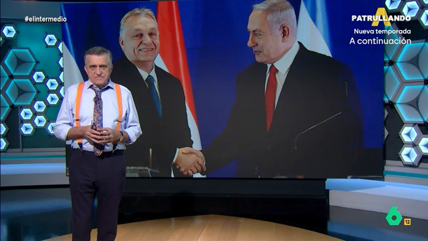 Wyoming reflexiona sobre la foto de Orban recibiendo a Netanyahu en Hungría: "Debería avergonzarnos a todos los europeos" Wyoming critica en este vídeo el recibimiento de Viktor Orban a Benjamín Netanyahu en visita oficial a Hungría, a pesar de que el presidente israelí tiene una orden de arresto emitida por el Tribunal de Justicia de La Haya.