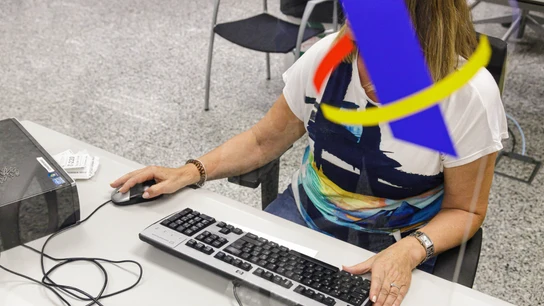 Una trabajadora de la Agencia Tributaria durante la campaña de la declaración de la renta en Madrid Una trabajadora de la Agencia Tributaria durante la campaña de la declaración de la renta en Madrid