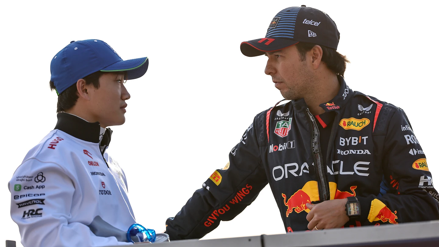 Yuki Tsunoda y Sergio Pérez Yuki Tsunoda y Sergio Pérez