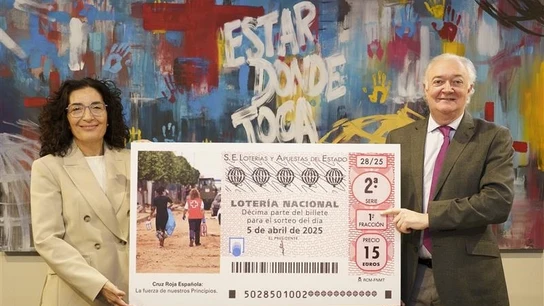 La presidenta de Cruz Roja Española, María del Mar Pageo, y el presidente de Loterías y Apuestas del Estado, Jesús Huerta. La presidenta de Cruz Roja Española, María del Mar Pageo, y el presidente de Loterías y Apuestas del Estado, Jesús Huerta.