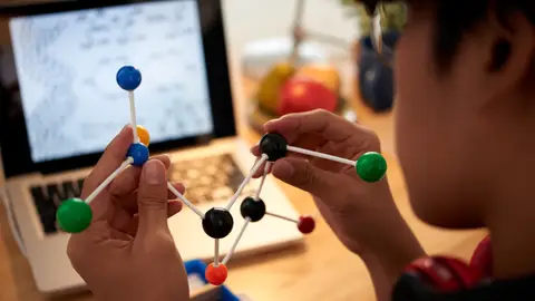 Niños observando modelos moleculares Niños observando modelos moleculares