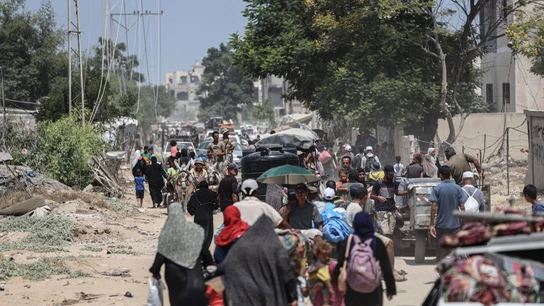 Ciudadanos palestinos abandonan sus hogares tras órdenes de evacuación de Israel en Rafah Ciudadanos palestinos abandonan sus hogares tras órdenes de evacuación de Israel en Rafah