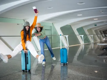 Dos chicas jóvenes viajando Dos chicas jóvenes viajando