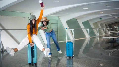 Dos chicas jóvenes viajando Dos chicas jóvenes viajando