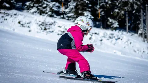 Niño esquiando en Finlandia Niño esquiando en Finlandia