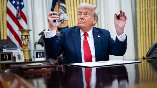 Donald Trump, firmando una orden en la Casa Blanca Donald Trump, firmando una orden en la Casa Blanca