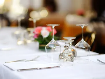 Mesa con mantel de un restaurante Mesa con mantel de un restaurante
