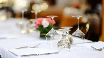 Mesa con mantel de un restaurante Mesa con mantel de un restaurante