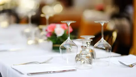 Mesa con mantel de un restaurante Mesa con mantel de un restaurante