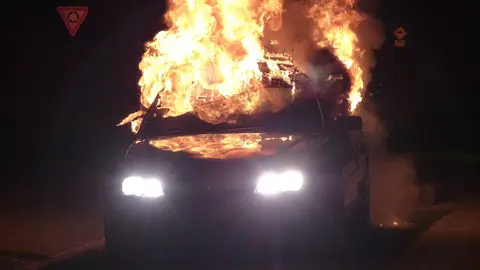 Coche ardiendo Coche ardiendo