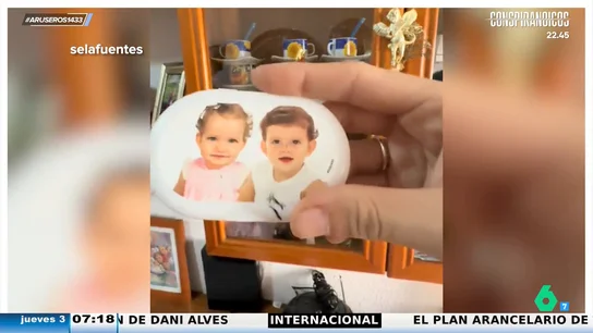 La sorpresa de dos chicas al descubrir quiénes son los niños de una foto que tiene expuesta su abuela: "¡Los de las toallitas!" La sorpresa de dos chicas al descubrir quiénes son los niños de una foto que tiene expuesta su abuela: "¡Los de las toallitas!"