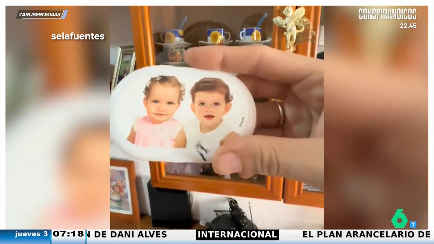 La sorpresa de dos chicas al descubrir quiénes son los niños de una foto que tiene expuesta su abuela: "¡Los de las toallitas!" La sorpresa de dos chicas al descubrir quiénes son los niños de una foto que tiene expuesta su abuela: "¡Los de las toallitas!"