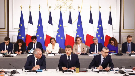 El presidente francés, Emmanuel Macron (c), el primer ministro, François Bayrou (i), y el secretario general de la Presidencia, Alexis Kohler  El presidente francés, Emmanuel Macron (c), el primer ministro, François Bayrou (i), y el secretario general de la Presidencia, Alexis Kohler