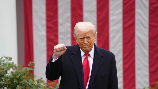 Así van a afectar los nuevos aranceles de Trump a todos los consumidores "sin excepción", según la OCU. Donald Trump posa tras firmar varios aranceles en su "Día de la liberación" en abril de 2025.