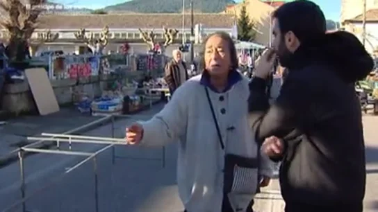 Así intentó la madre del 'príncipe gitano' distraer a Equipo de Investigación mientras Sinaí huía de las cámaras: "Nos tienen envidia" Así intentó la madre del 'príncipe gitano' distraer a Equipo de Investigación mientras Sinaí huía de las cámaras: "Nos tienen envidia"