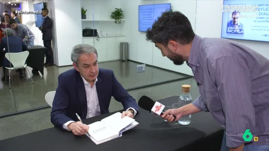 Zapatero confiesa a Isma Juárez que sus bromas en sus discursos son "un problema": "Ahora los compañeros militantes los esperan" El reportero ha asistido a la presentación del nuevo libro de José Luis Rodríguez Zapatero, donde ha podido charlar durante unos minutos con el expresidente socialista.
