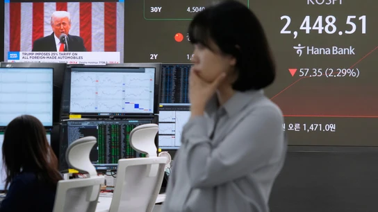 Una trabajadora de un banco de Seúl (Corea del Sur), frente a una televisión en la que se ve el anuncio de Donald Trump de nuevos aranceles Una trabajadora de un banco de Seúl (Corea del Sur), frente a una televisión en la que se ve el anuncio de Donald Trump de nuevos aranceles