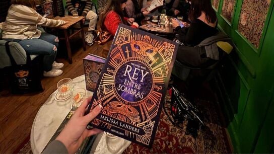 Portada de 'Rey entre sombras', de Melissa Landers