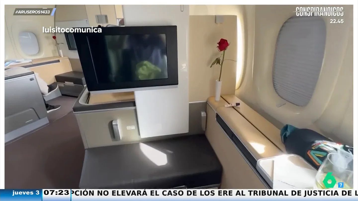Se gasta 13.000 dólares por viajar en primera clase en un avión y este es su veredicto: "Me esperaba algo mucho mejor" Se gasta 13.000 dólares por viajar en primera clase en un avión y este es su veredicto: "Me esperaba algo mucho mejor"