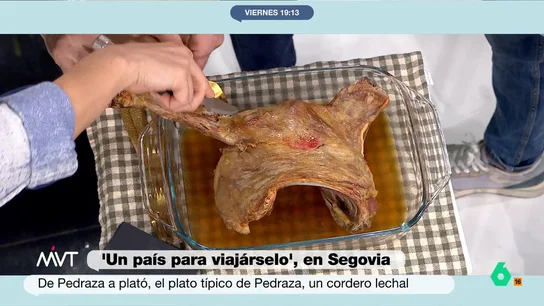 Iñaki López y Cristina Pardo meriendan un delicioso cordero asado de Pedraza: "¿Por qué ahorramos en pan en esta casa?" Luis Calero ha visitado Pedraza, en Segovia, y ha traído el plato estrella del municipio: cordero lechal asado en horno de leña. Los presentadores de Más Vale Tarde han dado buena cuenta de este delicioso plato.