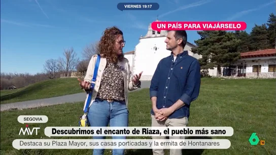 Luis Calero descubre el encanto de Riaza, el pueblo más sano de Segovia El reportero conoce este municipio de la provincia de Segovia. Como muestra, su plaza mayor es muy especial ya que está cubierta de arena. Además, también tiene una bonita ermita en honor de la Virgen de Hontanares.