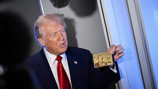 El presidente de Estados Unidos, Donald Trump, muestra a la prensa su tarjeta dorada a bordo del Air Force One El presidente de Estados Unidos, Donald Trump, muestra a la prensa su tarjeta dorada a bordo del Air Force One
