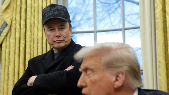 Elon Musk escucha al presidente estadounidense Donald Trump en el Despacho Oval de la Casa Blanca en Washington, D.C., EE. UU., el 11 de febrero de 2025. Elon Musk escucha al presidente estadounidense Donald Trump en el Despacho Oval de la Casa Blanca en Washington, D.C., EE. UU., el 11 de febrero de 2025.