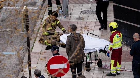 Agentes de los equipos de emergencias sacan el cuerpo de uno de los bomberos fallecidos en el lugar de los hechos Agentes de los equipos de emergencias sacan el cuerpo de uno de los bomberos fallecidos en el lugar de los hechos