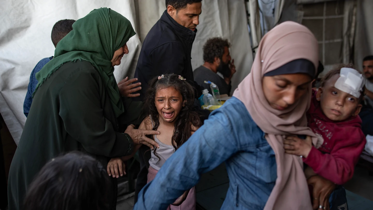 Una niña reacciona ante la llegada de palestinos heridos en un ataque aéreo israelí al Hospital Al-Ahli en Gaza, el 3 de abril de 2025 Una niña reacciona ante la llegada de palestinos heridos en un ataque aéreo israelí al Hospital Al-Ahli en Gaza, el 3 de abril de 2025
