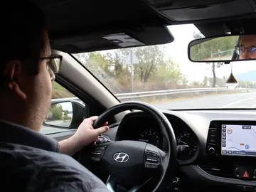 Hombre conduciendo Hombre conduciendo