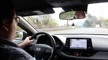 Hombre conduciendo Hombre conduciendo