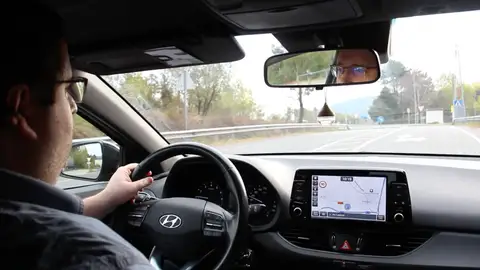 Hombre conduciendo Hombre conduciendo