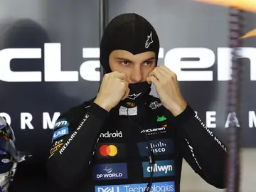 El piloto australiano de McLaren, Oscar Piastri, se prepara para los entrenamientos libres del Gran Premio de Japón. El piloto australiano de McLaren, Oscar Piastri, se prepara para los entrenamientos libres del Gran Premio de Japón.