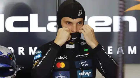 El piloto australiano de McLaren, Oscar Piastri, se prepara para los entrenamientos libres del Gran Premio de Japón. El piloto australiano de McLaren, Oscar Piastri, se prepara para los entrenamientos libres del Gran Premio de Japón.