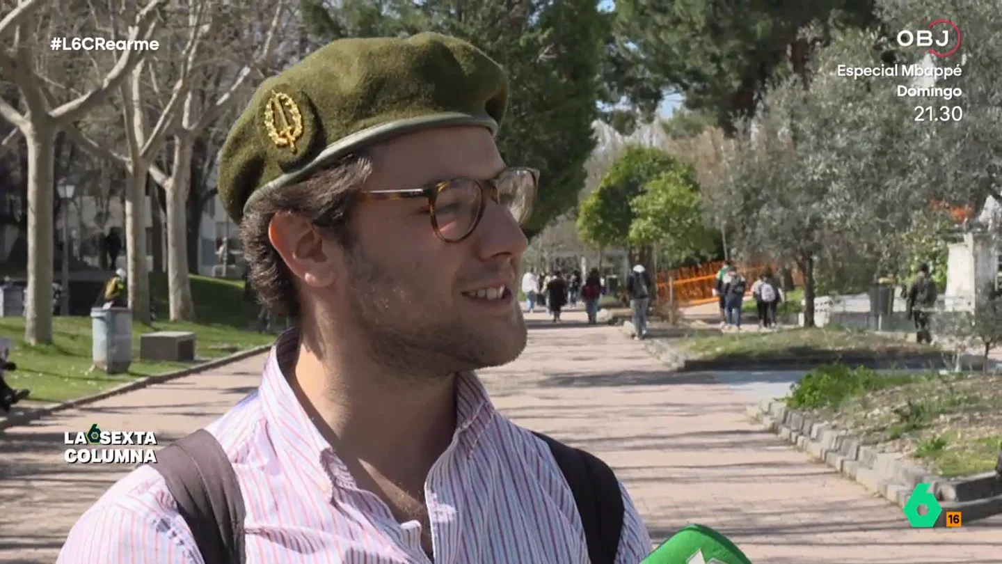 Un joven defiende que vuelva la mili, pero voluntaria: "Sales de tu zona de confort, es una especie de Erasmus" En la actual coyuntura internacional, laSexta Columna sale a la calle para preguntar a los jóvenes qué opinarían si, como ha ocurrido en Suecia, Letonia o Croacia, recuperara el servicio militar obligatorio.