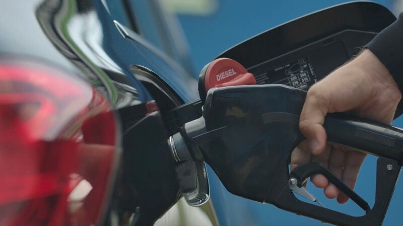 Echarle gasolina al diésel: el ilógico consejo viral que promete alargar la vida del motor y que además, ¿es efectivo?