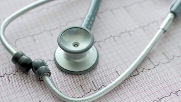 Estetoscopio sobre el ECG
