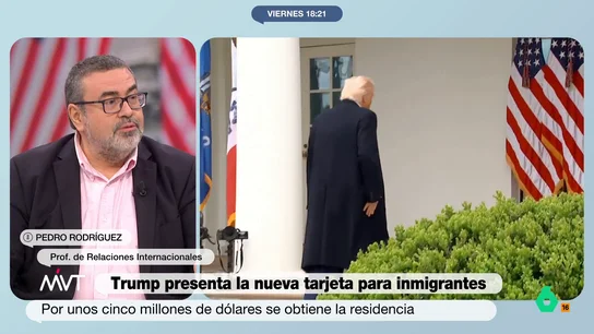 Pedro Rodríguez, sobre la 'pasión' por el dorado de Donald Trump: "Cree que está en Versalles" "¿No os parece obsceno que esté todo el rato con el oro en todas partes?", ha preguntado Cristina Pardo a los miembros de la mesa de debate. Y es que el presidente estadounidense destaca por su afición a este color.