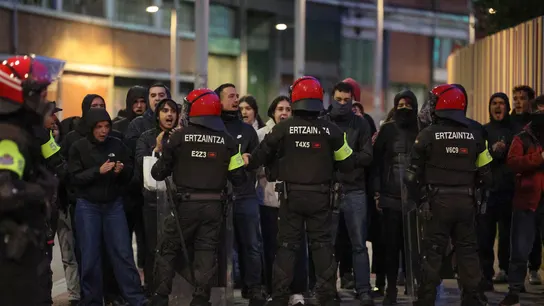 Cinco personas han sido detenidas en el entorno del gaztetxe Etxarri, un centro social okupado en Bilbao Cinco personas han sido detenidas en el entorno del gaztetxe Etxarri, un centro social okupado en Bilbao
