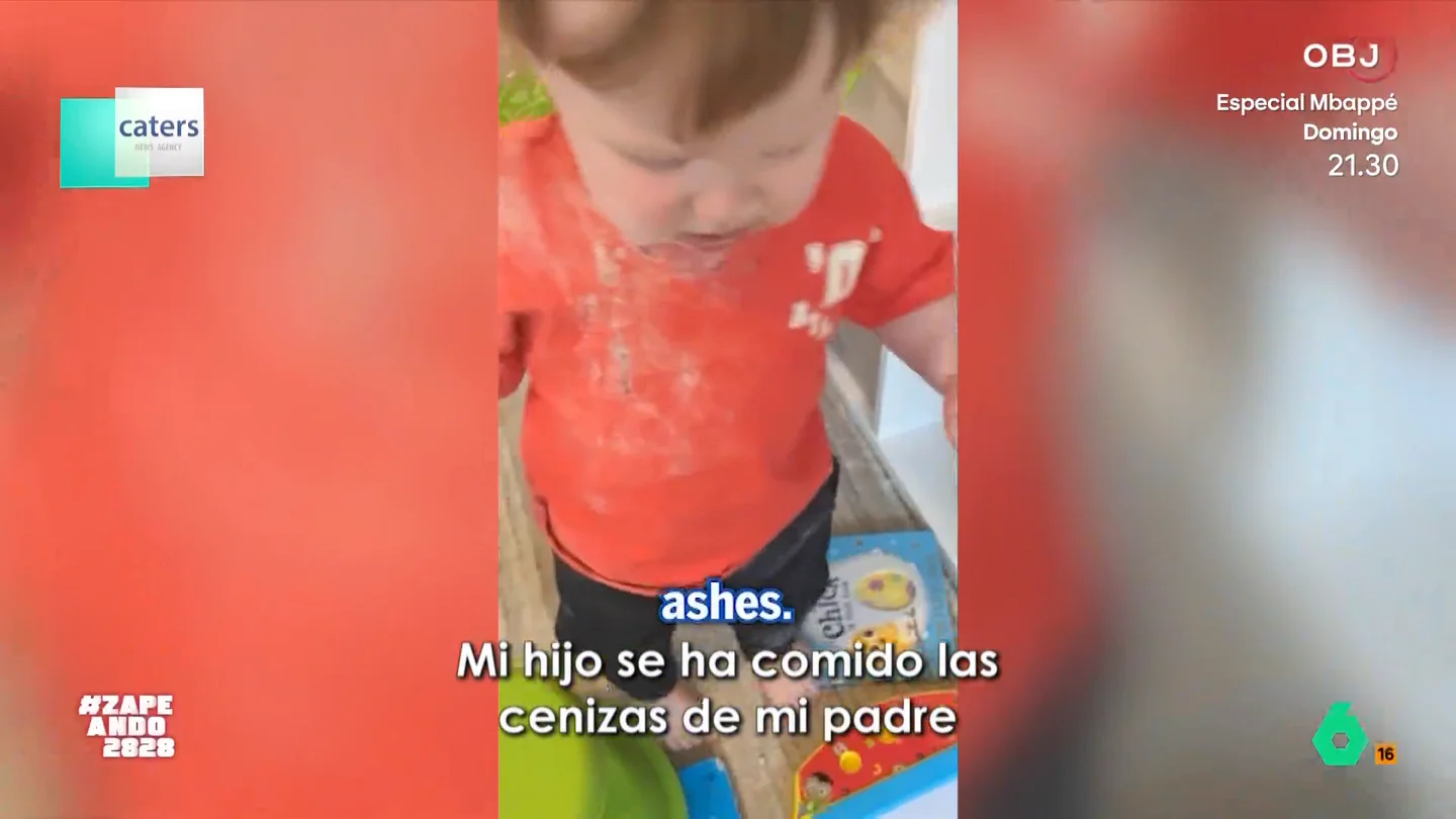 El viral momento en que un niño se come las cenizas de su abuelo: "Es el pequeño Keith Richards" La madre deja solo al pequeño unos minutos y cuando vuelve se encuentra algo que no esperaba: las cenizas de su padre cubriendo el sofá, los muebles y a su propio hijo.