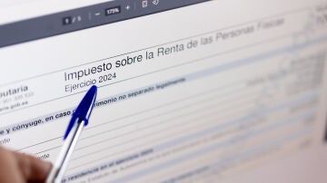Una persona cumplimenta la declaración de la Renta