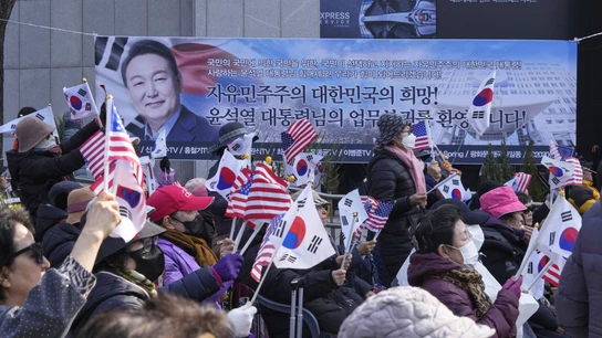 Partidarios del presidente surcoreano destituido, Yoon Suk Yeol, organizan una manifestación para oponerse a su destitución cerca de la residencia presidencial en Seúl. Partidarios del presidente surcoreano destituido, Yoon Suk Yeol, organizan una manifestación para oponerse a su destitución cerca de la residencia presidencial en Seúl.