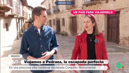 Luis Calero descubre la villa de Pedraza, un lugar con mucho encanto y que no defrauda El reportero conoce este pequeño pueblo de Segovia de la mando de Adela de Diego, técnico de Turismo del ayuntamiento pedrazano. Además, visita la cárcel de la villa que todavía conserva grilletes y cepos.