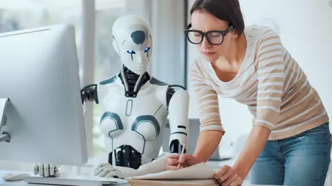 Una mujer y un robot trabajando juntos Una mujer y un robot trabajando juntos