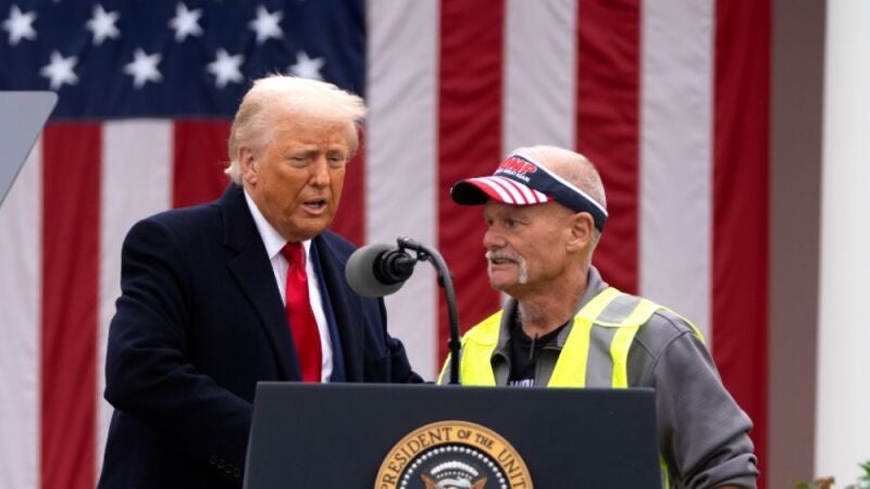Patriotismo con 'casco' MAGA y chaleco fluorescente: el nuevo 'soldado' de la guerra comercial de Trump