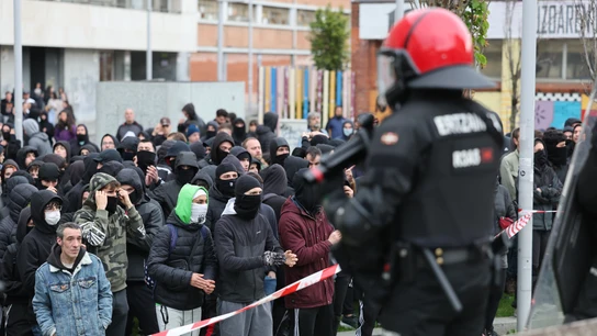 Cientos de manifestantes protestan por el desalojo del gaztetxe okupado en Bilbao Cientos de manifestantes protestan por el desalojo del gaztetxe okupado en Bilbao