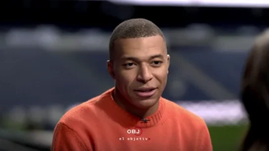 Mbappé desmiente el papel de su madre en las negociaciones de su fichaje: "No es mi agente, es mi madre y quiere lo mejor para mí" Mbappé desmiente el papel de su madre en las negociaciones de su fichaje: "No es mi agente, es mi madre y quiere lo mejor para mí"