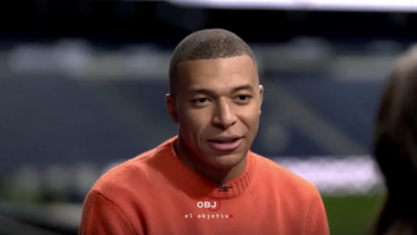 Mbappé desmiente el papel de su madre en las negociaciones de su fichaje: "No es mi agente, es mi madre y quiere lo mejor para mí" Mbappé desmiente el papel de su madre en las negociaciones de su fichaje: "No es mi agente, es mi madre y quiere lo mejor para mí"