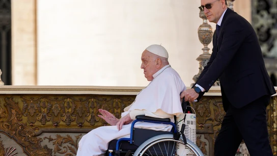 El papa Francisco reaparece por sorpresa este domingo en la plaza de San Pedro, en El Vaticano. El papa Francisco reaparece por sorpresa este domingo en la plaza de San Pedro, en El Vaticano.